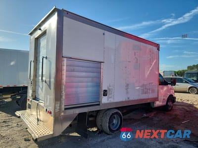 Trzecie zdjęcie samochodu z tyłu: 2016 CHEVROLET EXPRESS REFRIGERATED BOX TRUCK VIN:1GB6GUCG0G1123070 - miniatura