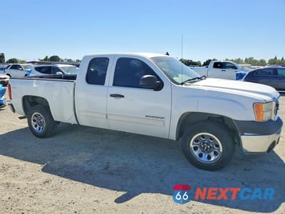 Czwarte zdjęcie samochodu z boku: 2010 GMC SIERRA C1500 SL VIN:1GTSCUEA4AZ280107 - miniatura