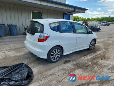 Trzecie zdjęcie samochodu z tyłu: 2013 HONDA FIT SPORT VIN:JHMGE8H54DC071090 - miniatura