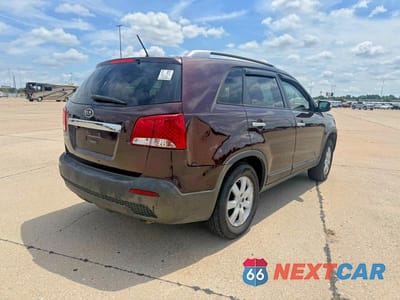 Czwarte zdjęcie samochodu z boku: 2013 KIA SORENTO LX VIN:5XYKT3A68DG391838 - miniatura