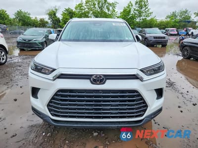 Piąte zdjęcie samochodu w środku: 2024 TOYOTA GRAND HIGHLANDER XLE VIN:5TDAAAB53RS012265 - miniatura