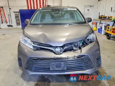 Piąte zdjęcie samochodu w środku: 2018 TOYOTA SIENNA LE VIN:5TDKZ3DC9JS912516 - miniatura
