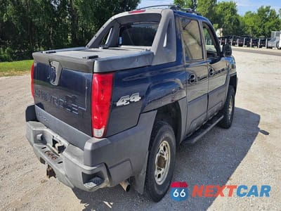Czwarte zdjęcie samochodu z boku: 2004 CHEVROLET AVALANCHE K2500 VIN:3GNGK22GX4G149832 - miniatura