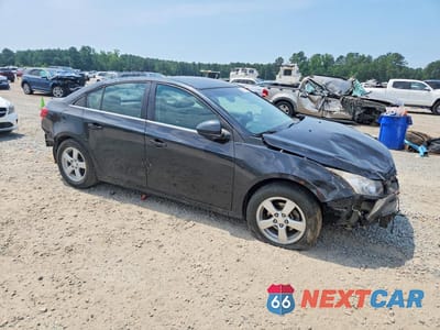 Czwarte zdjęcie samochodu z boku: 2015 CHEVROLET CRUZE VIN:1G1PC5SB8F7250600 - miniatura