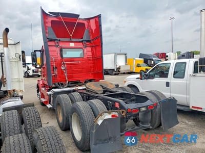 Trzecie zdjęcie samochodu z tyłu: 2018 VOLVO VN VNL VIN:4V4NC9EG7JN996980 - miniatura