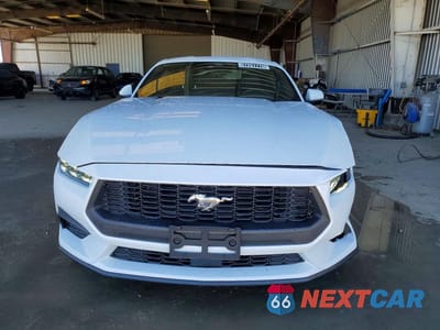 Piąte zdjęcie samochodu w środku: 2026 FORD MUSTANG VIN:1FA6P8THXT5121668 - miniatura