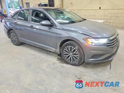 Czwarte zdjęcie samochodu z boku: 2021 VOLKSWAGEN JETTA S VIN:3VWC57BU7MM002898 - miniatura