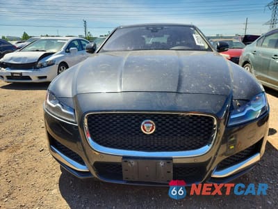 Piąte zdjęcie samochodu w środku: 2017 JAGUAR XF PRESTIGE VIN:SAJBK4BN3HCY42894 - miniatura