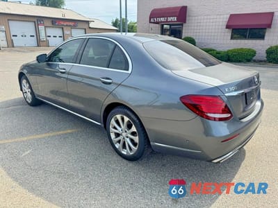 Czwarte zdjęcie samochodu z boku: 2017 MERCEDES-BENZ E 300 VIN:WDDZF4JB9HA118251 - miniatura