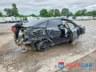 Trzecie zdjęcie samochodu z tyłu: 2016 FORD FOCUS SE VIN:1FADP3F23GL267784 - miniatura