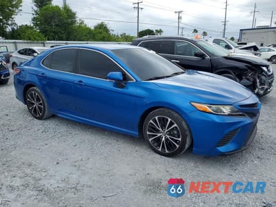 Czwarte zdjęcie samochodu z boku: 2018 TOYOTA CAMRY SE VIN:4T1B11HK2JU080277 - miniatura