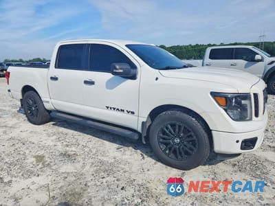 Czwarte zdjęcie samochodu z boku: 2018 NISSAN TITAN SV VIN:1N6AA1E6XJN538016 - miniatura