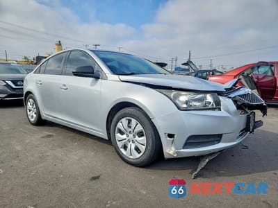 Czwarte zdjęcie samochodu z boku: 2013 CHEVROLET CRUZE LS VIN:1G1PA5SG2D7312037 - miniatura