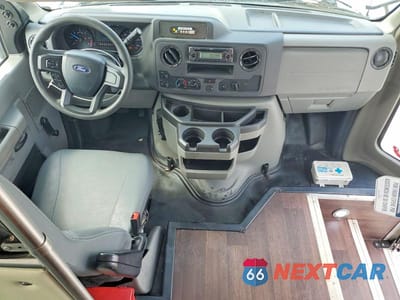 Zdjęcie 8 z 13 samochodu: 2021 FORD ECONOLINE E350 SUPER DUTY CUTAWAY VAN VIN:1FDEE3FN9MDC10814 - miniatura