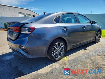 Trzecie zdjęcie samochodu z tyłu: 2023 KIA FORTE GT LINE VIN:3KPF54AD5PE580089 - miniatura