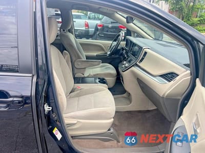 Piąte zdjęcie samochodu w środku: 2018 TOYOTA SIENNA LE VIN:5TDKZ3DC7JS903233 - miniatura
