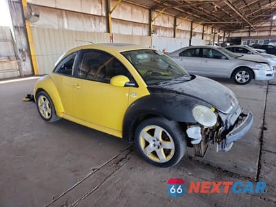 Czwarte zdjęcie samochodu z boku: 2002 VOLKSWAGEN NEW BEETLE GLS VIN:3VWCD21C12M450016 - miniatura