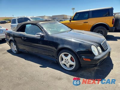 Czwarte zdjęcie samochodu z boku: 2001 MERCEDES-BENZ CLK 430 VIN:WDBLK70G11T085295 - miniatura