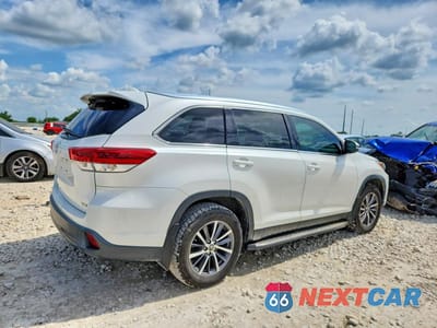 Trzecie zdjęcie samochodu z tyłu: 2019 TOYOTA HIGHLANDER XLE VIN:5TDKZRFH5KS555851 - miniatura