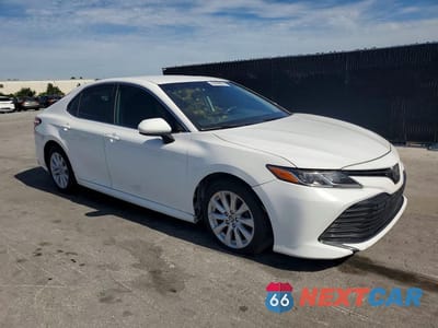 Czwarte zdjęcie samochodu z boku: 2020 TOYOTA CAMRY LE VIN:4T1C11AK1LU938386 - miniatura