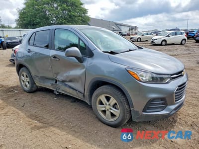 Czwarte zdjęcie samochodu z boku: 2020 CHEVROLET TRAX LS VIN:3GNCJNSBXLL139525 - miniatura