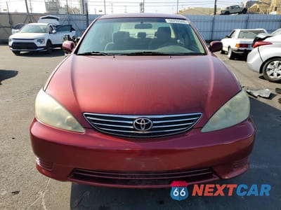 Piąte zdjęcie samochodu w środku: 2005 TOYOTA CAMRY LE VIN:4T1BE32K15U429959 - miniatura