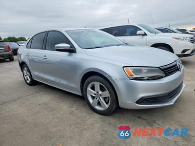 Czwarte zdjęcie samochodu z boku: 2012 VOLKSWAGEN JETTA TDI VIN:3VWLL7AJ3CM421780 - miniatura