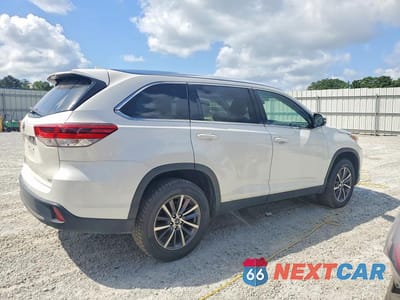 Trzecie zdjęcie samochodu z tyłu: 2019 TOYOTA HIGHLANDER XLE VIN:5TDKZRFHXKS561497 - miniatura