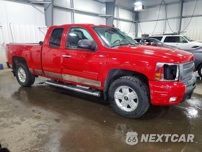 Czwarte zdjęcie samochodu z boku: 2010 CHEVROLET SILVERADO K1500 LT VIN:1GCSKSE3XAZ294120 - miniatura