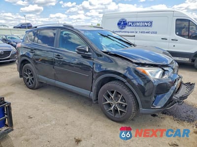 Czwarte zdjęcie samochodu z boku: 2018 TOYOTA RAV4 SE VIN:2T3JFREV4JW806657 - miniatura