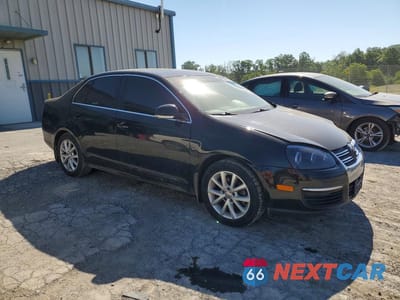 Czwarte zdjęcie samochodu z boku: 2010 VOLKSWAGEN JETTA SE VIN:3VWRZ7AJ1AM045635 - miniatura