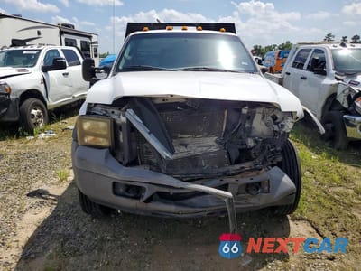 Piąte zdjęcie samochodu w środku: 2005 FORD F450 SUPER - FLATBED VIN:1FDXF46P65EA16881 - miniatura