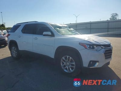 Czwarte zdjęcie samochodu z boku: 2019 CHEVROLET TRAVERSE LT VIN:1GNERGKW5KJ192204 - miniatura