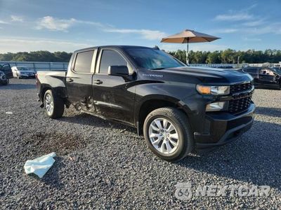 Czwarte zdjęcie samochodu z boku: 2021 CHEVROLET SILVERADO C1500 CUSTOM VIN:3GCPWBEKXMG366343 - miniatura