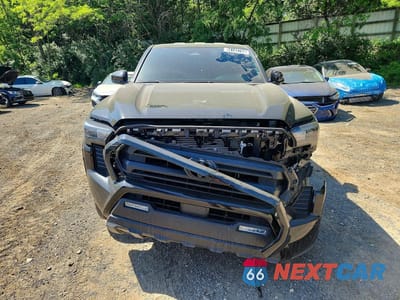 Piąte zdjęcie samochodu w środku: 2025 TOYOTA TACOMA SR5 VIN:3TMLB5JN4SM122133 - miniatura