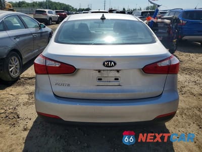 Zdjęcie 6 z 12 samochodu: 2016 KIA FORTE LX VIN:KNAFK4A6XG5534132 - miniatura
