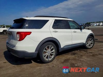 Trzecie zdjęcie samochodu z tyłu: 2021 FORD EXPLORER XLT VIN:1FMSK7DH6MGA78402 - miniatura