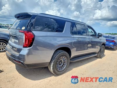 Trzecie zdjęcie samochodu z tyłu: 2021 GMC YUKON XL K1500 AT4 VIN:1GKS2HKDXMR445238 - miniatura