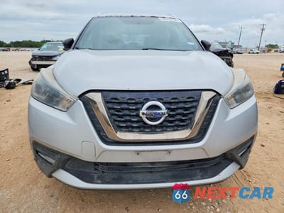 Piąte zdjęcie samochodu w środku: 2019 NISSAN KICKS SR VIN:3N1CP5CU9KL533882 - miniatura