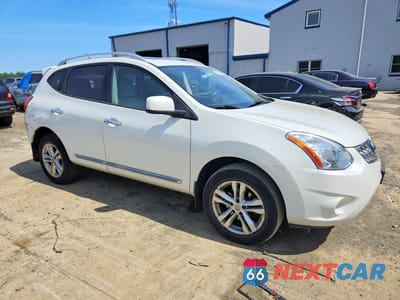 Czwarte zdjęcie samochodu z boku: 2013 NISSAN ROGUE S VIN:JN8AS5MV1DW120172 - miniatura
