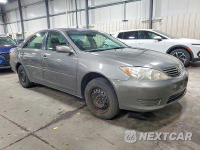 Czwarte zdjęcie samochodu z boku: 2005 TOYOTA CAMRY LE VIN:4T1BE32K35U960015 - miniatura