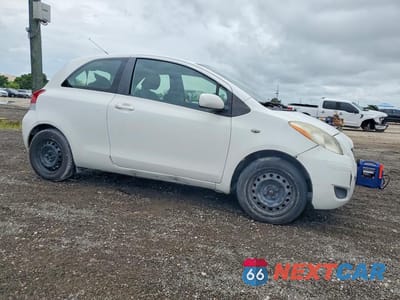 Czwarte zdjęcie samochodu z boku: 2011 TOYOTA YARIS BASE VIN:JTDJT4K37B5334994 - miniatura