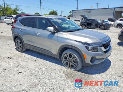 Czwarte zdjęcie samochodu z boku: 2023 KIA SELTOS S VIN:KNDEU2AA5P7428788 - miniatura
