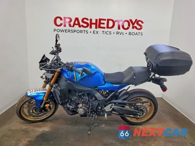 Trzecie zdjęcie samochodu z tyłu: 2023 YAMAHA MTM890 VIN:JYARN80E3PA001730 - miniatura