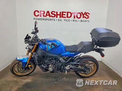 Trzecie zdjęcie samochodu z tyłu: 2023 YAMAHA MTM890 VIN:JYARN80E3PA001730 - miniatura