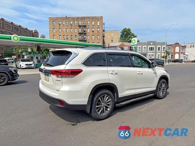 Czwarte zdjęcie samochodu z boku: 2019 TOYOTA HIGHLANDER HYBRID XLE VIN:5TDJGRFHXKS070025 - miniatura