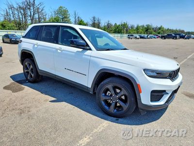 Czwarte zdjęcie samochodu z boku: 2023 JEEP GRAND CHEROKEE LAREDO VIN:1C4RJHAG9PC568822 - miniatura
