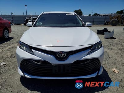 Piąte zdjęcie samochodu w środku: 2018 TOYOTA CAMRY LE VIN:4T1B11HKXJU501498 - miniatura