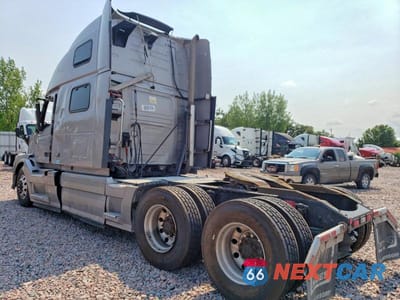 Trzecie zdjęcie samochodu z tyłu: 2018 VOLVO VNL SEMI TRUCK VIN:4V4NC9EH4JN996721 - miniatura