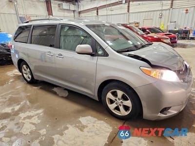 Czwarte zdjęcie samochodu z boku: 2017 TOYOTA SIENNA LE VIN:5TDKZ3DC1HS870840 - miniatura